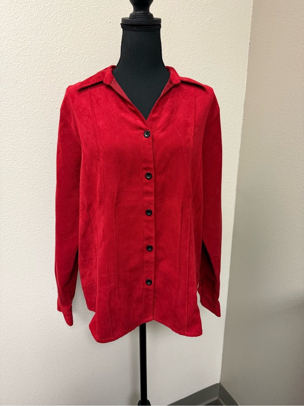Alfred Dunner Red Faux Suede Button Front Blouse Size 14 Classic Chic Top - Picture 3 of 10